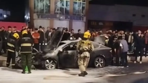 Toshkentda beton to‘siqqa urilgan BYD avtomashinasi yonib ketdi