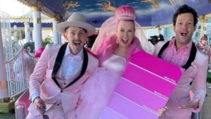 Американский блогер "вышел замуж" за розовый цвет