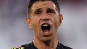 Manchester United made an offer for Emiliano Martinez