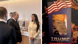 Rossiyalik deputatlarga Tramp rasmi bosilgan paypoq sovg'a qilindi