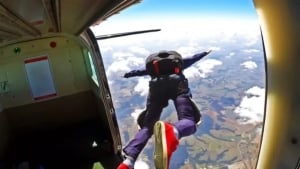 Britaniyalik parashyutsiz 3000 metrdan omon qoldi