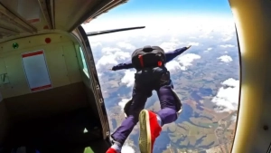 Britaniyalik parashyutsiz 3000 metrdan omon qoldi