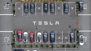 Tesla avtomatik haydash tizimi oʻlimli ishni kelishuv bilan yakunladi