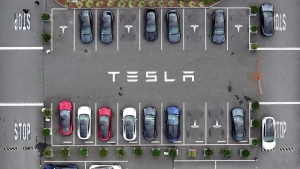 Tesla avtomatik haydash tizimi oʻlimli ishni kelishuv bilan yakunladi