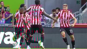 Klaudiya Shiffer Brentford aksiyalarini sotib oldi