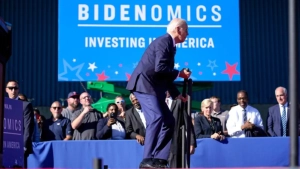 Трамп высмеял Байдена на сцене, смеясь над ним