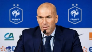 Zinedin Zidan Fransiya terma jamoasida kiyinish madaniyatini chekladi