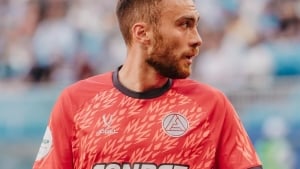 Xosonov jarohatlandi, maydonni nosilkalar bilan tark etdi