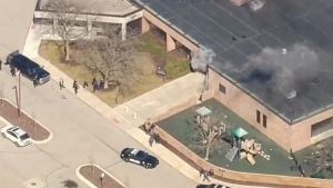 В синагоге в Мичигане произошло столкновение автомобиля и стрельба.