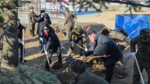 Kim Chen In qizi bilan muzeyda daraxt ekdi