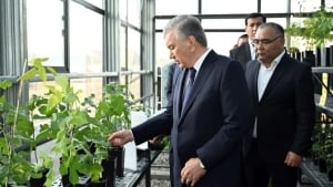 Prezident Jizzaxda "Agromarkaz" faoliyati bilan tanishdi