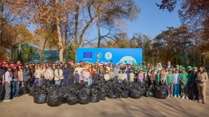 Ecological Cleanup Campaign Held in the Botanical Garden