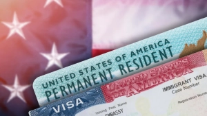 США проверяет обладателей грин-карт из 19 стран