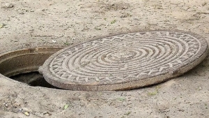 The child fell into an open sewer manhole in the mirabad.