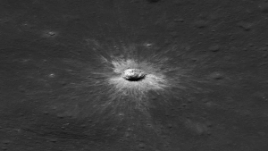 NASA Oy yuzasida ulkan yangi krater hosil bo'lganini aniqladi
