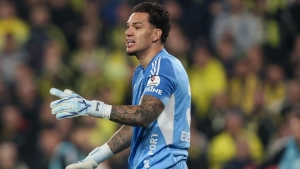 Ederson hakam qaroridan norozi bo'lib monitorga musht tushirdi