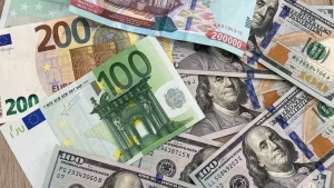 Центральный банк объявил новый курс иностранных валют: доллар подешевел, евро резко подорожал