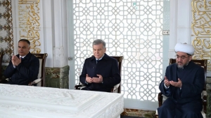 Prezident Mirziyoyev Islom Karimov maqbarasida xotira marosimini o'tkazdi
