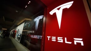 Tesla продолжает терять свою стоимость на рынке