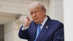 The Guardian Trampning Eron rejasini neft va shaxsiy talablar deb tanqid qildi