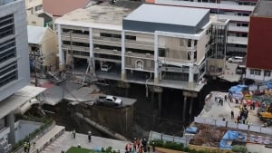 Bangkokda yo‘l o‘pirilib, katta chuqur hosil bo‘ldi