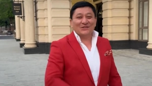 Taniqli so'z ustasi Avaz Oxun 43 yoshini nishonladi