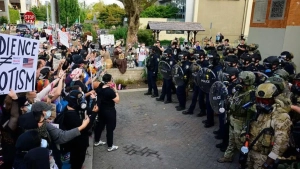 Tramp Kaliforniyadan Portlendga gvardiya yubordi