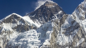 Everest cho'qqisida bir kunda rekord darajadagi alpinistlar to'plandi