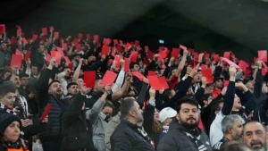 Beşiktaş fans expressed their dissatisfaction with the controversial decisions of the referees