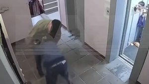 Vladivostokda erkak o'smirni lift ichida ayovsiz kaltakladi