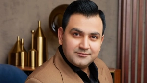 Imron is ready to premiere the song "Lolamsan"