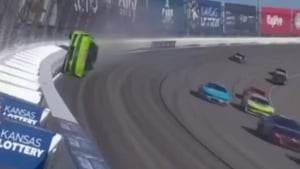 Zeyn Smit NASCAR poygasida xavfli avariya qildi