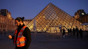 Louvre staff strike for working conditions
