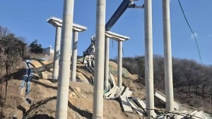 A bridge collapses in South Korea – there are victims and injured