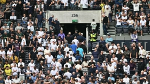 «Tottenhem» muxlislari mag'lubiyatdan so'ng stadionni ommaviy tark etdi