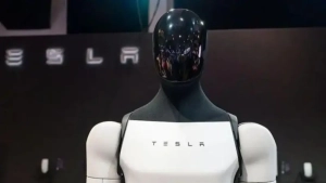 Tesla elektromobil ishlab chiqarishni qisqartirib, robotlarga e'tibor qaratadi