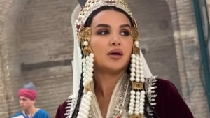 Nilufar Usmonova tarixiy bino oldida yangi klip suratga olyapti