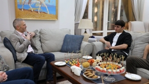 Abduqodir Husanov Britaniya elchisi bilan uchrashib futbolka sovg'a qildi