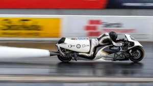 Steam motorcycle built by British engineer sets world record