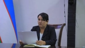 Sariosiyo hokim o‘rinbosari paxta terimiga majburladi