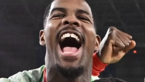 Milan Parma darvozaboni Suzukini kuzatmoqda