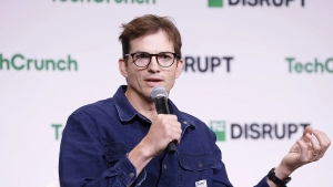 Eshton Kutcher o'z kompaniyasini tark etib yangi jamg'arma tuzmoqda
