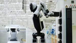 Yangi robot batareyani mustaqil almashtiradi