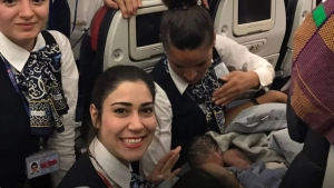 Turkiya samolyotida yo'lovchi ayol o'n uch ming metr balandlikda farzand ko'rdi