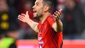 Rafael Gerreyru jarohat tufayli maydonni tark etdi.