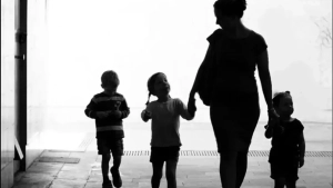 Мать впустила мужа домой с тремя детьми