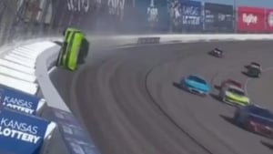 Zeyn Smit NASCAR poygasida xavfli avariya qildi