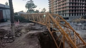 В Ташкенте обрушился кран с мачтой, оператор погиб