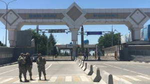 На границе Казахстана и Узбекистана образовалась большая очередь