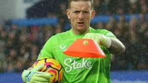 Jordan Pickford signs a new contract with Everton